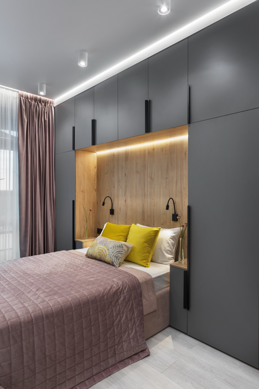 Уютная спальня с домашним офисом