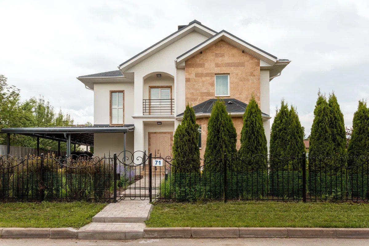 Фасад загородного дома