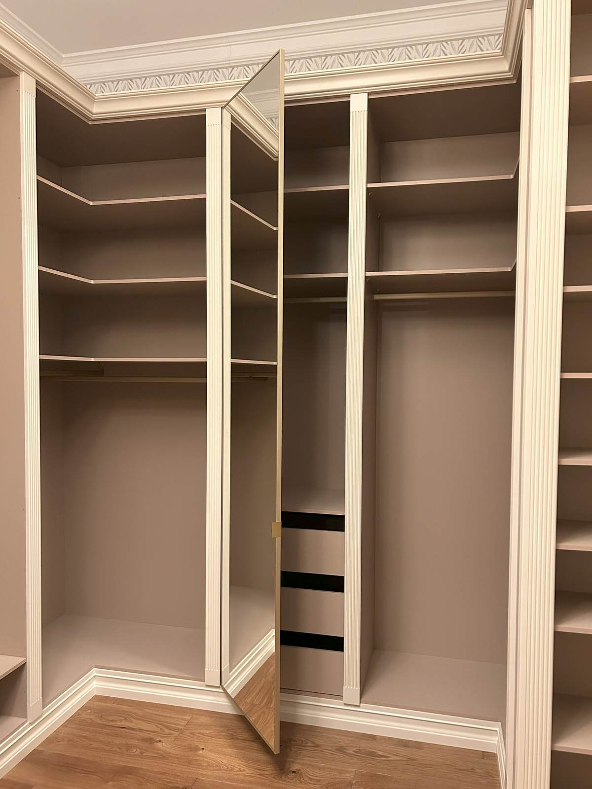 Замена мебели в загродном доме - Гардеробная