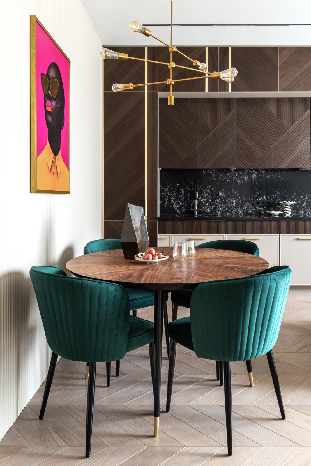 Обеденная зона с видом на кухню.