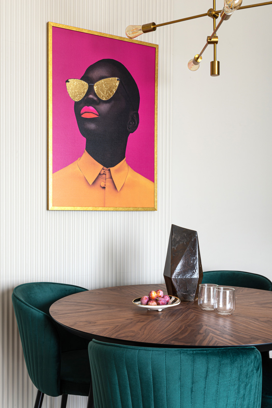 Интерьерная графика в ярких цветах в обеденной зоне