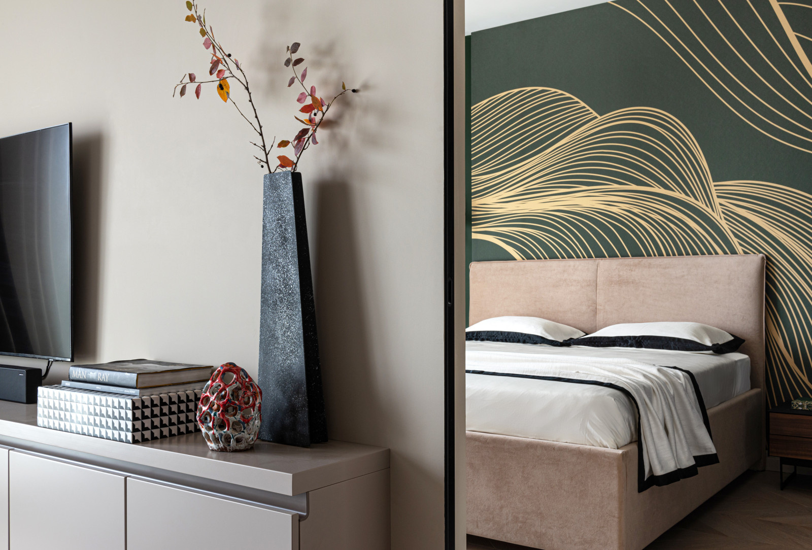 Вид из гостиной на спальню