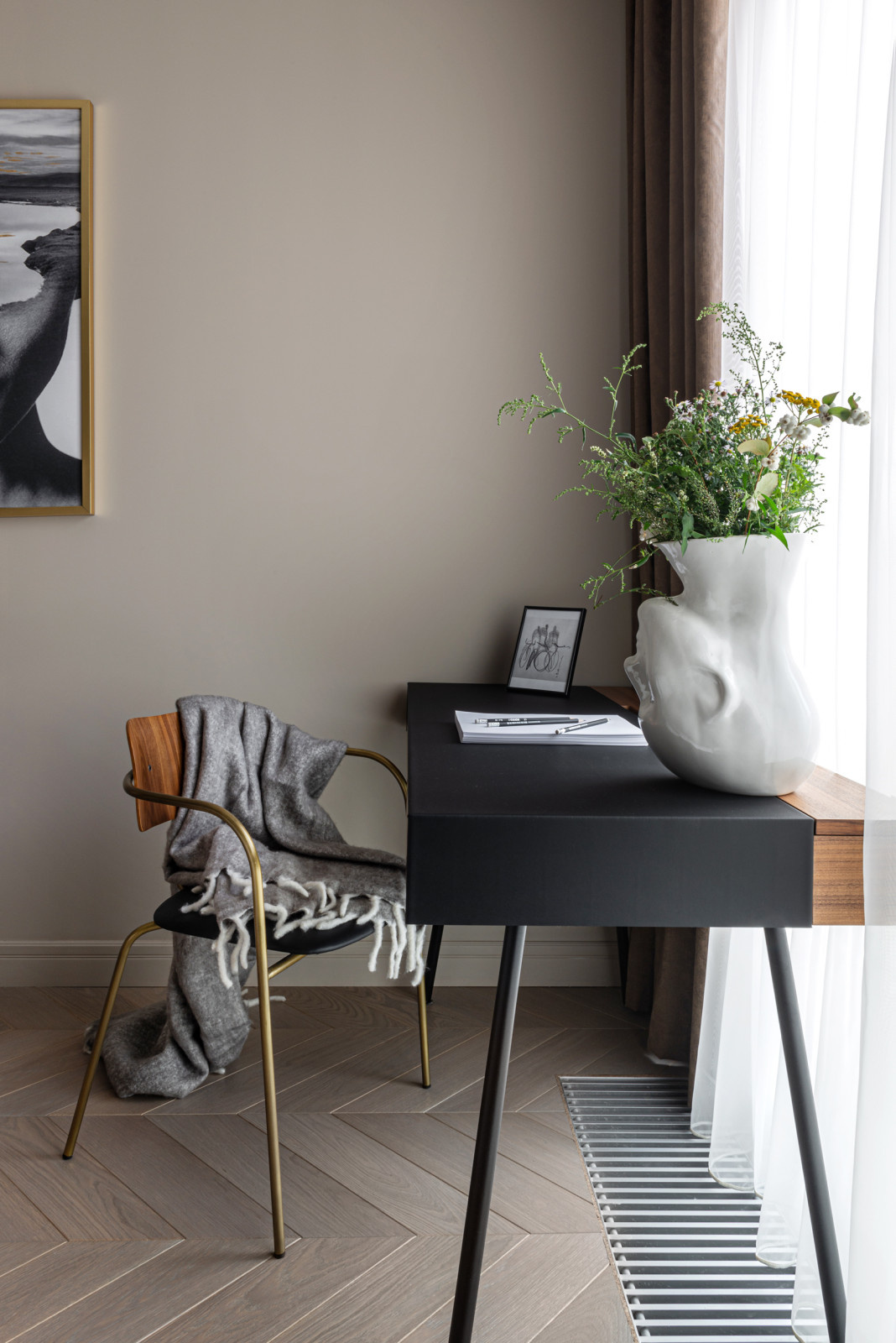 Компактное, уютное и продуманное рабочее место напротив окна в интерьере спальни