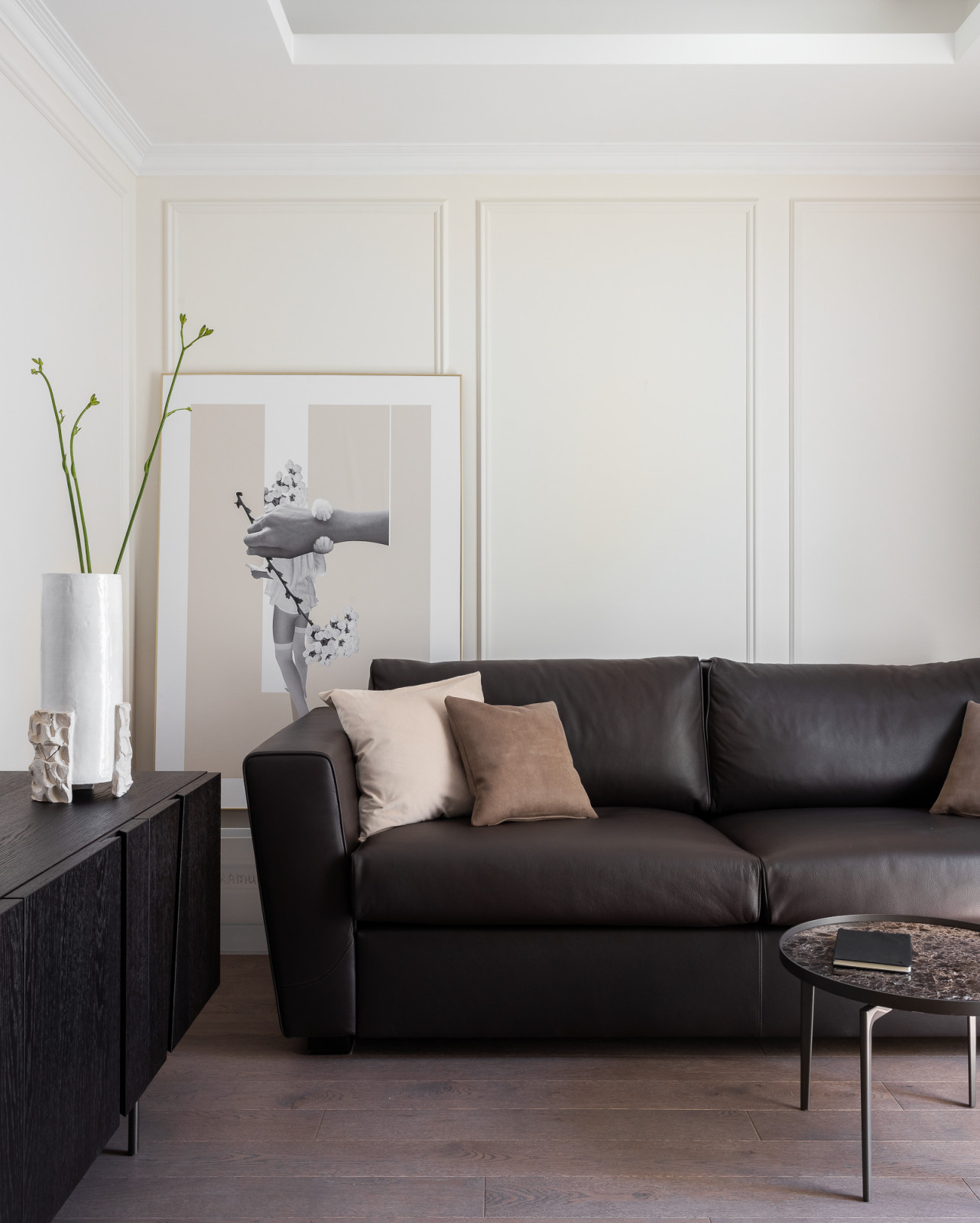 Фрагмент кабинета с кожаным диваном и декором