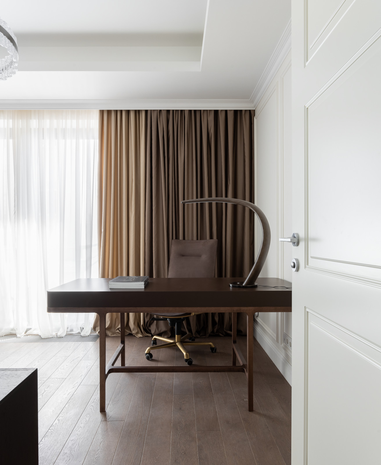 Рабочее место со столом