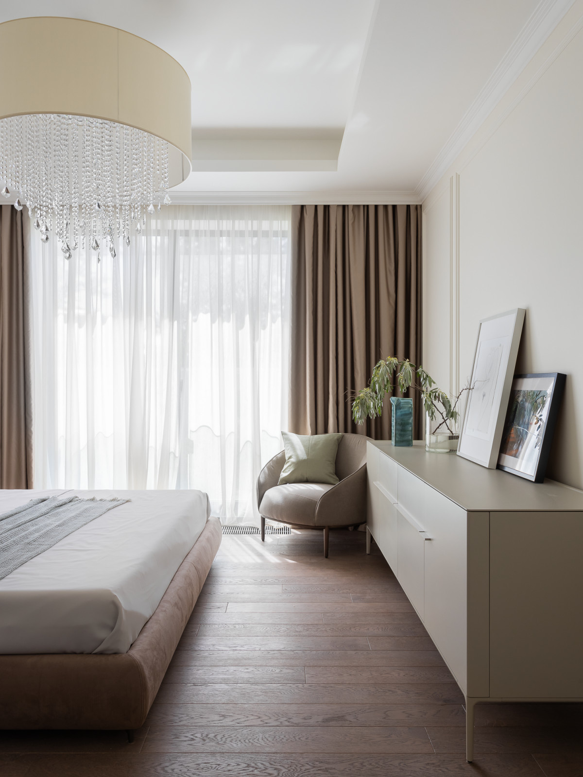 Уголок с комодом и креслом в спальне