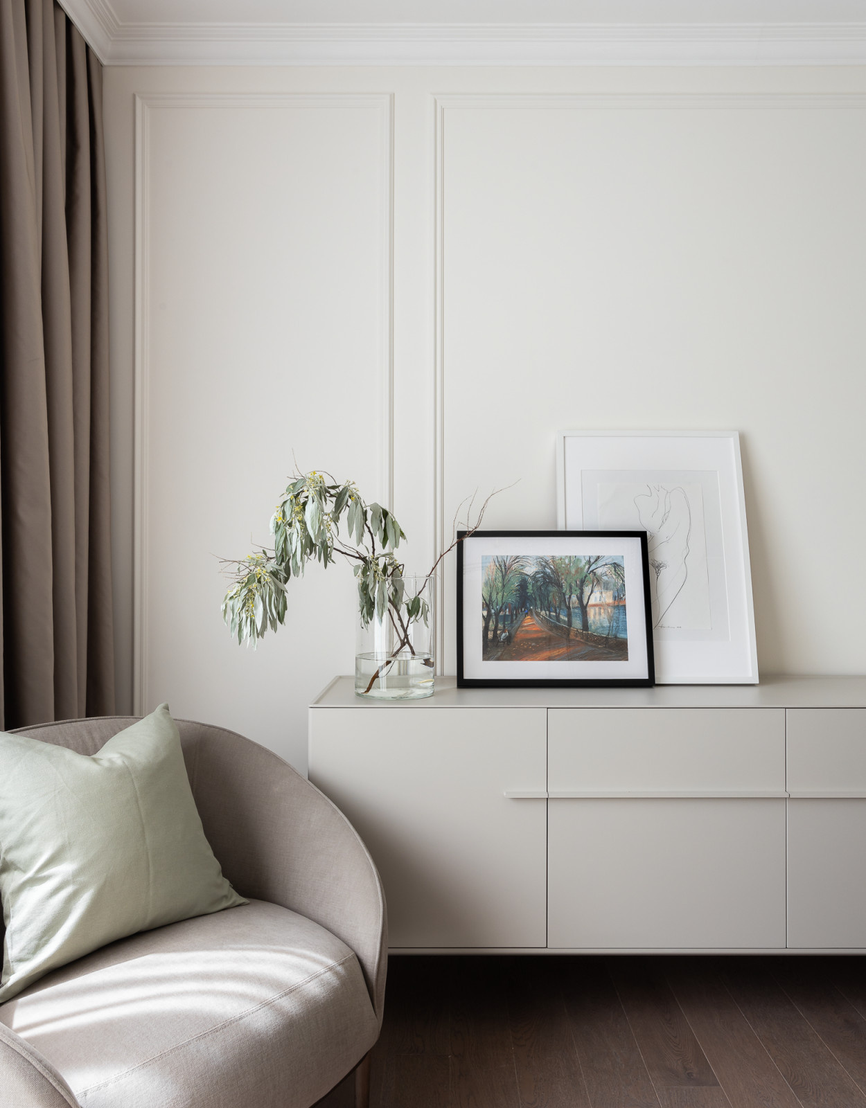 Кресло в спальне