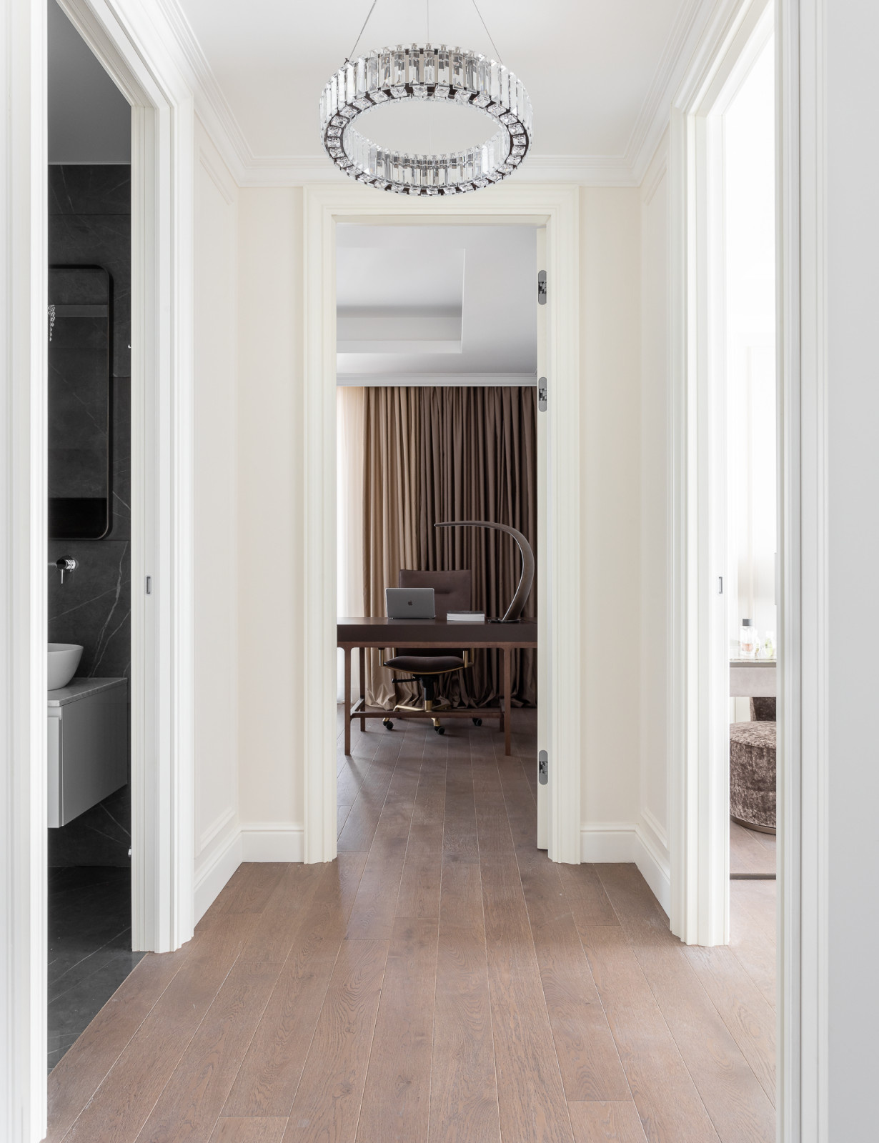 Фрагмент интерьера с видом на кабинет