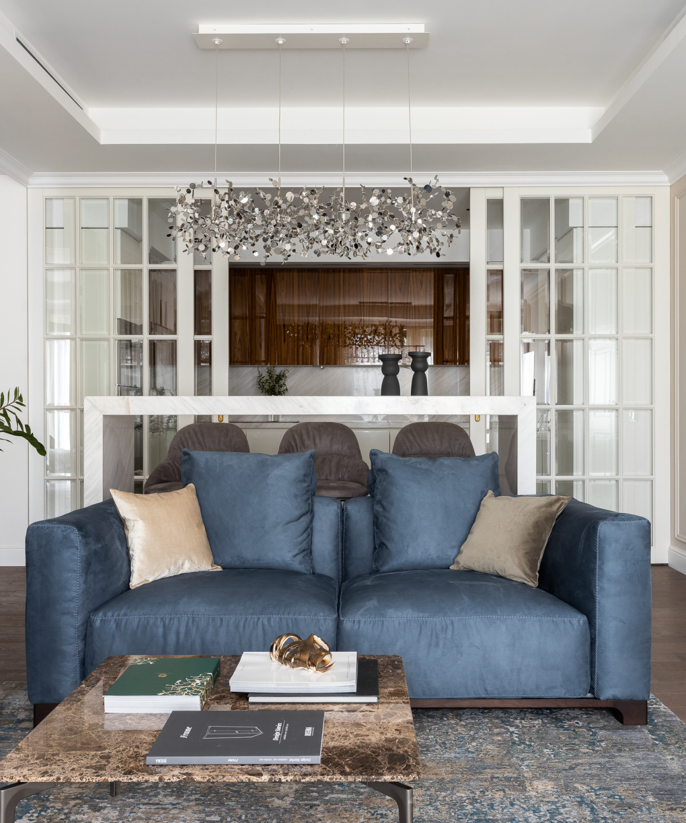 Фрагмент интерьера гостиной с видом на кухню