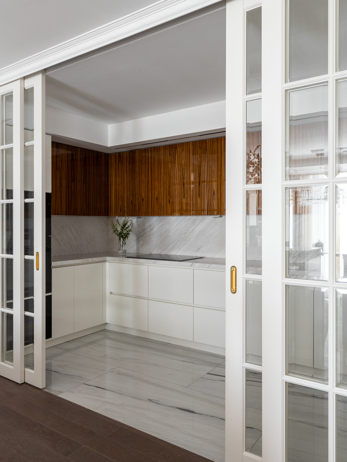 Зона кухни, отделённая стеклянными раздвижными перегородками