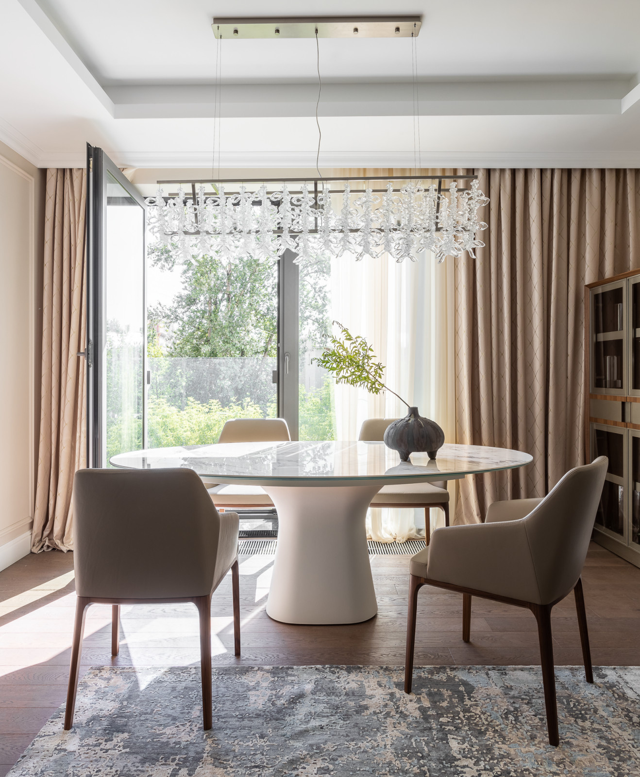 Обеденная зона с панорамным оконом