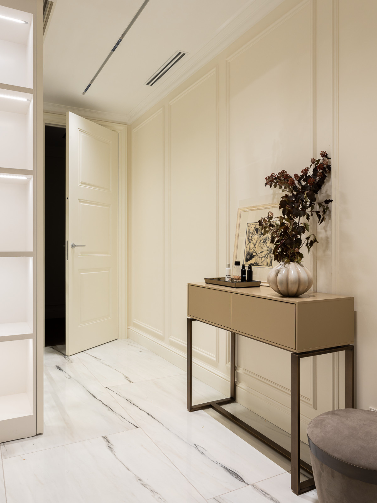 Консоль в прихожей с интерьерным декором