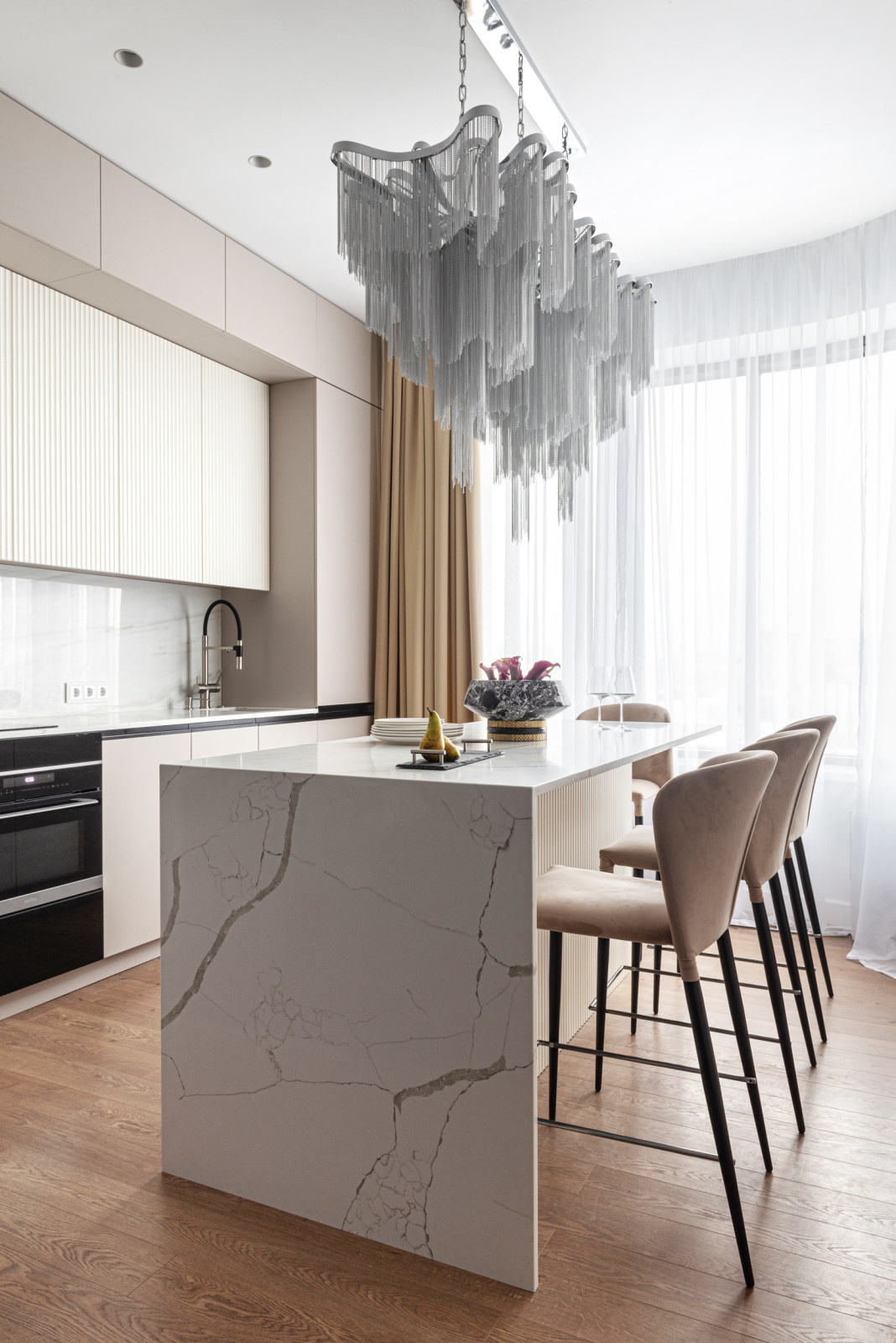 Кухня, остров с барными стульями и акцентная люстра