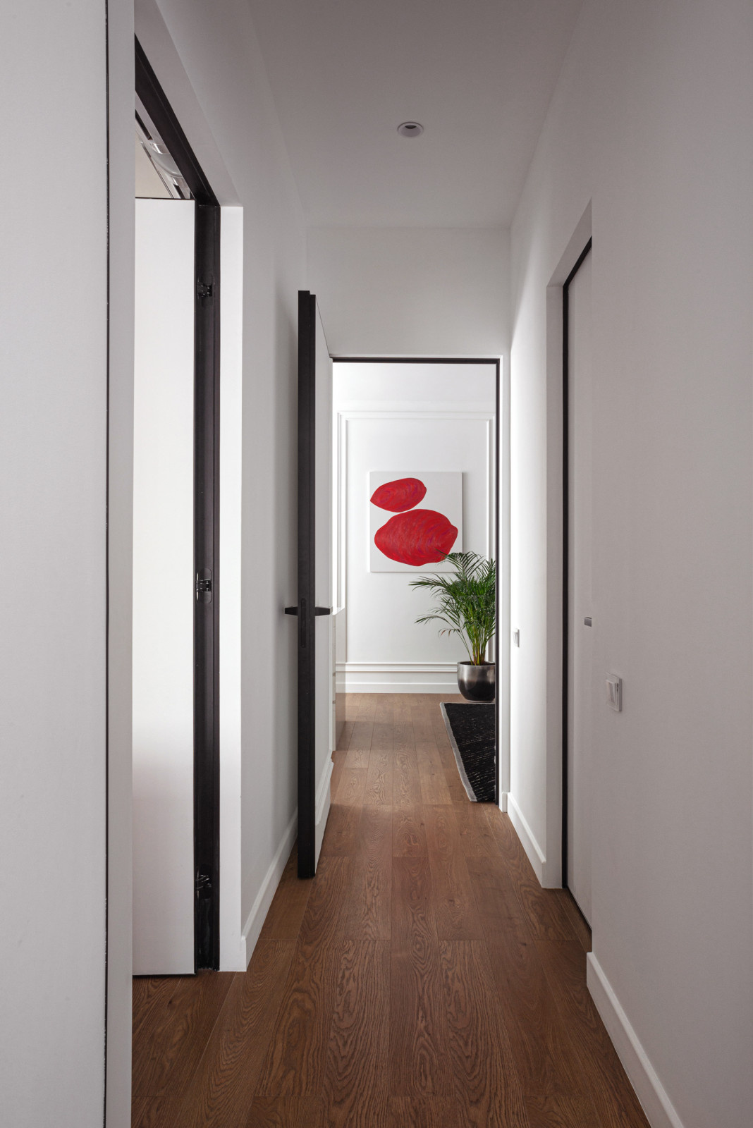 Вид на гостиную из коридора