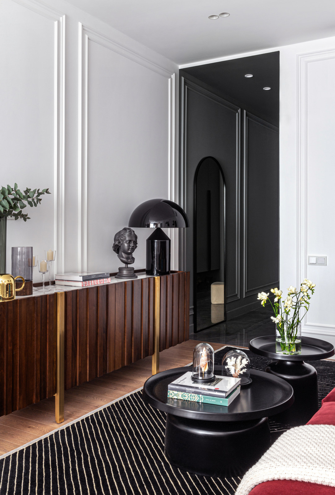 Фрагмент интерьера спальни с видом на зону прихожей