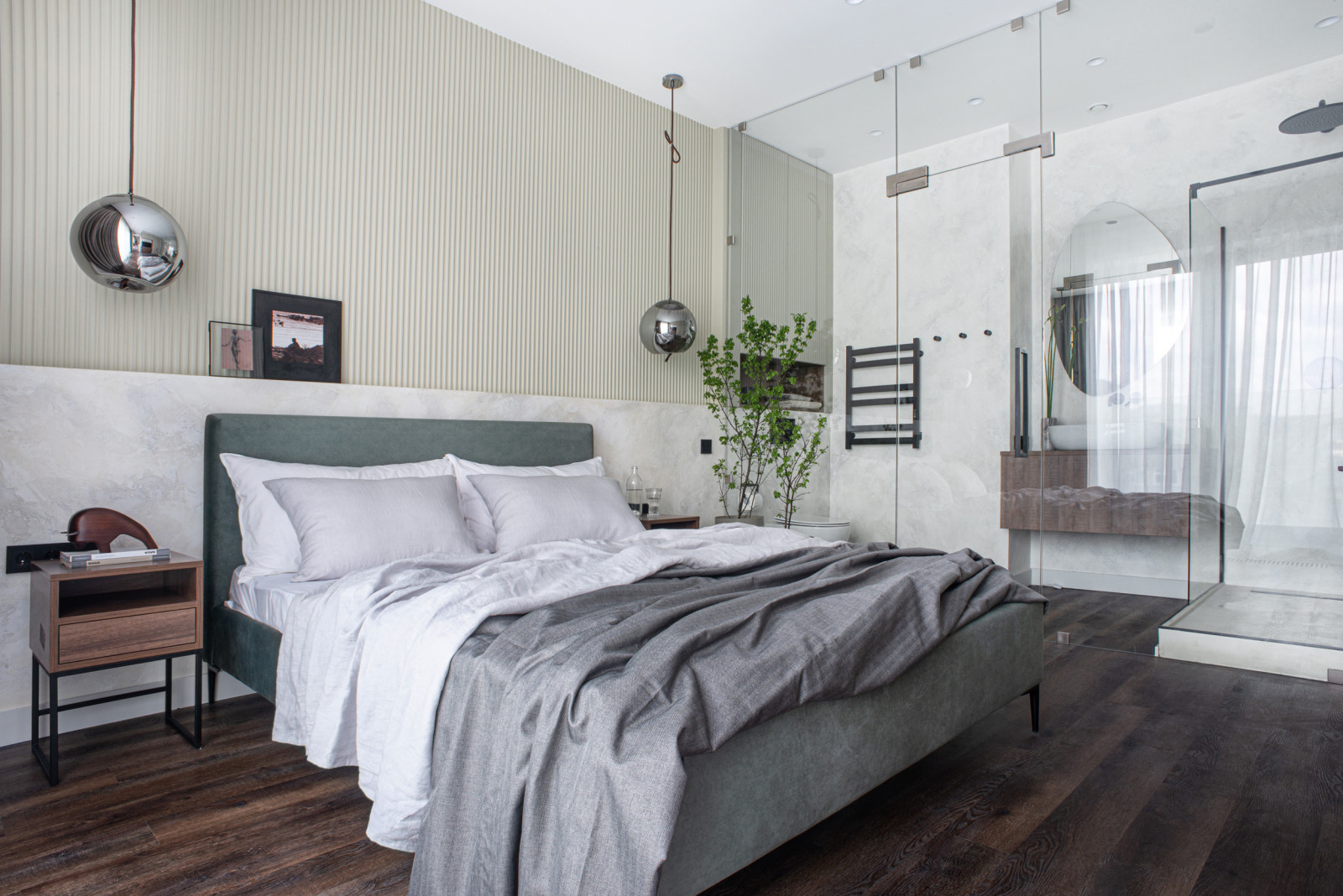 Современная спальня с ванной за стеклом