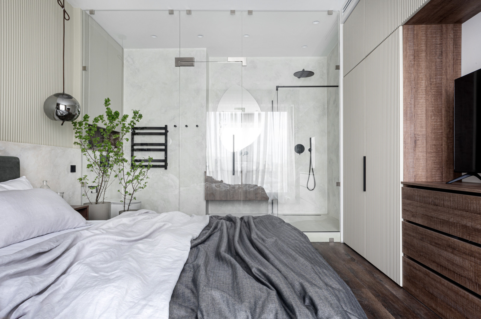 Спальня с душевой за стеклянной перегородкой