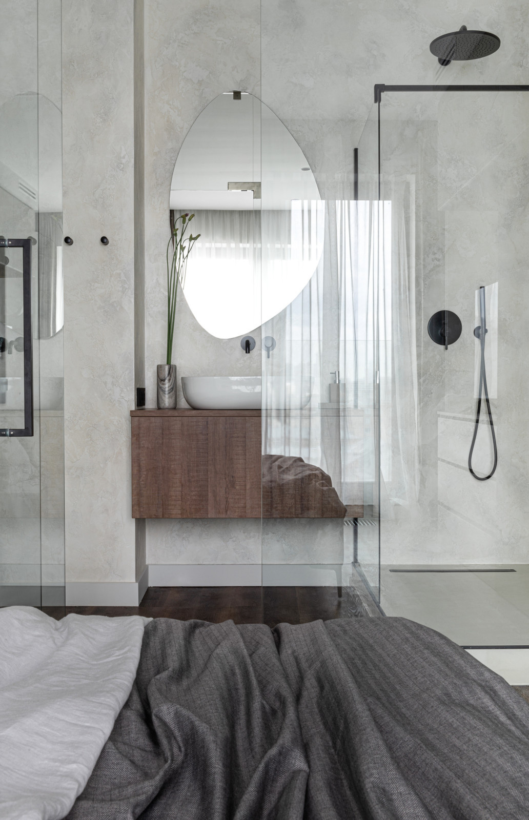 Интерьер мастер-спальни с интегрированной ванной зоной
