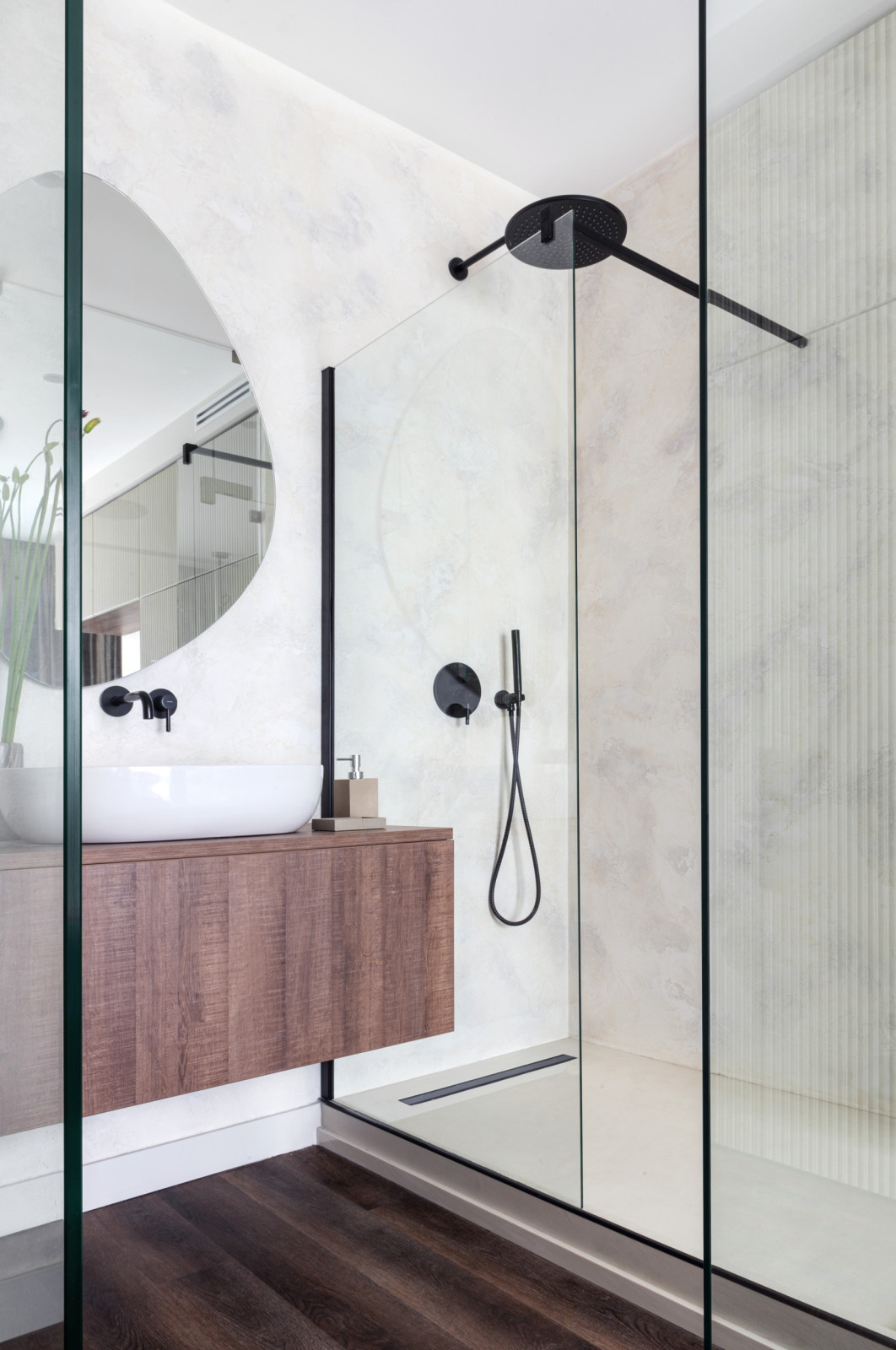 Современная душевая зона