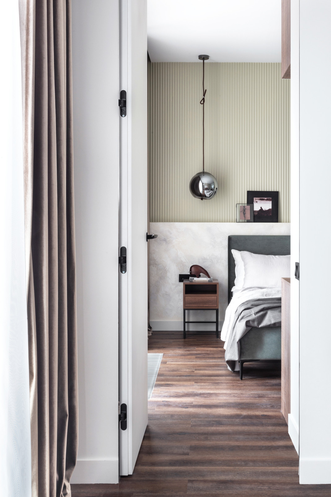 Вид на спальню из гостиной