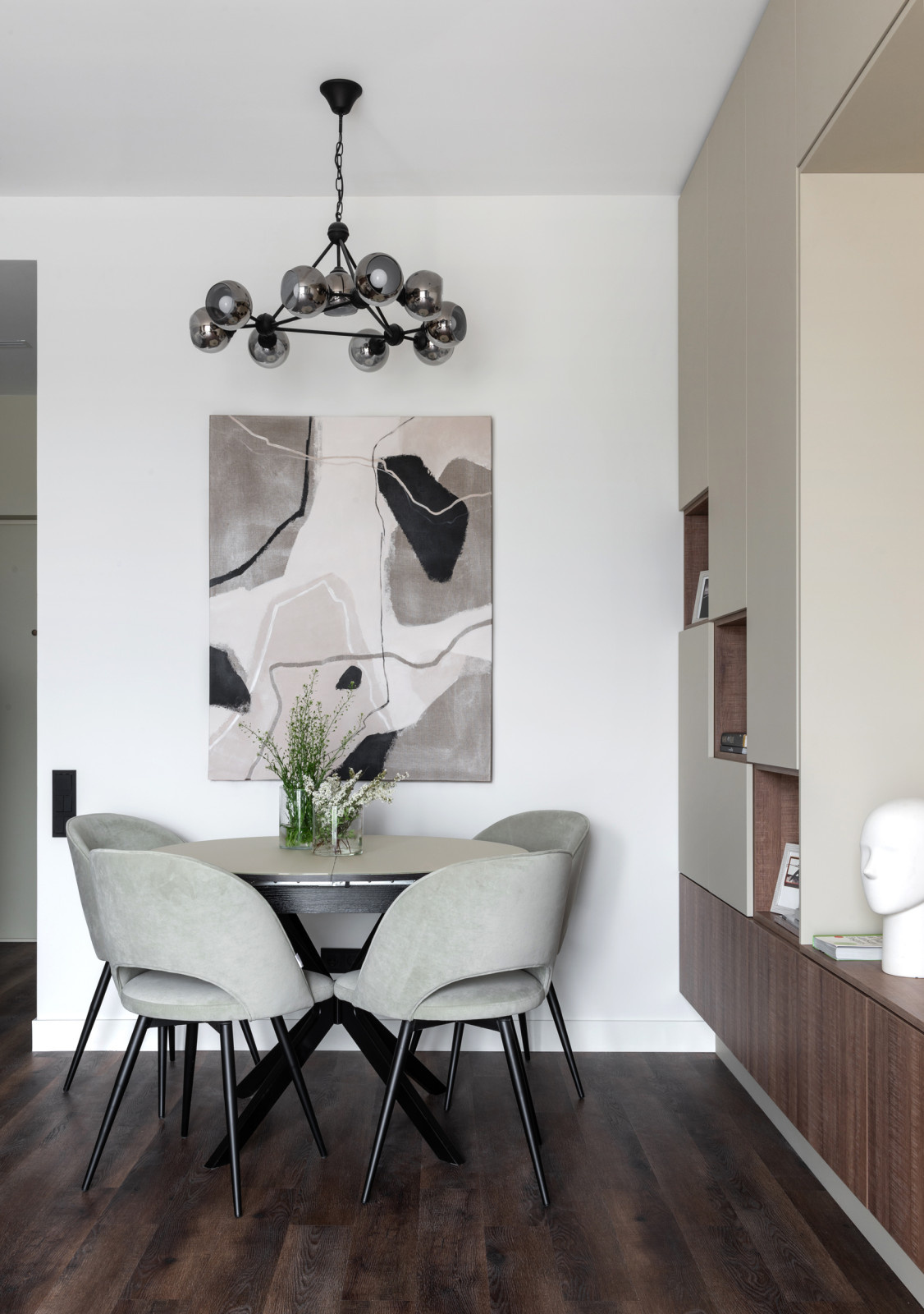 Обеденная зона в небольшой гостиной