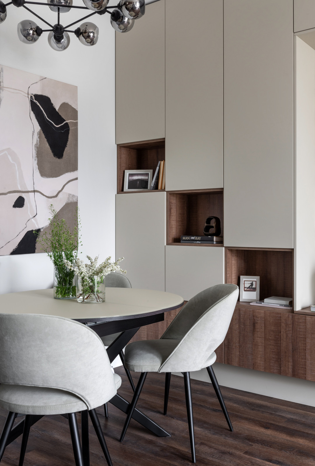 Геометрия и свет: визуальное расширение пространства в столовой зоне