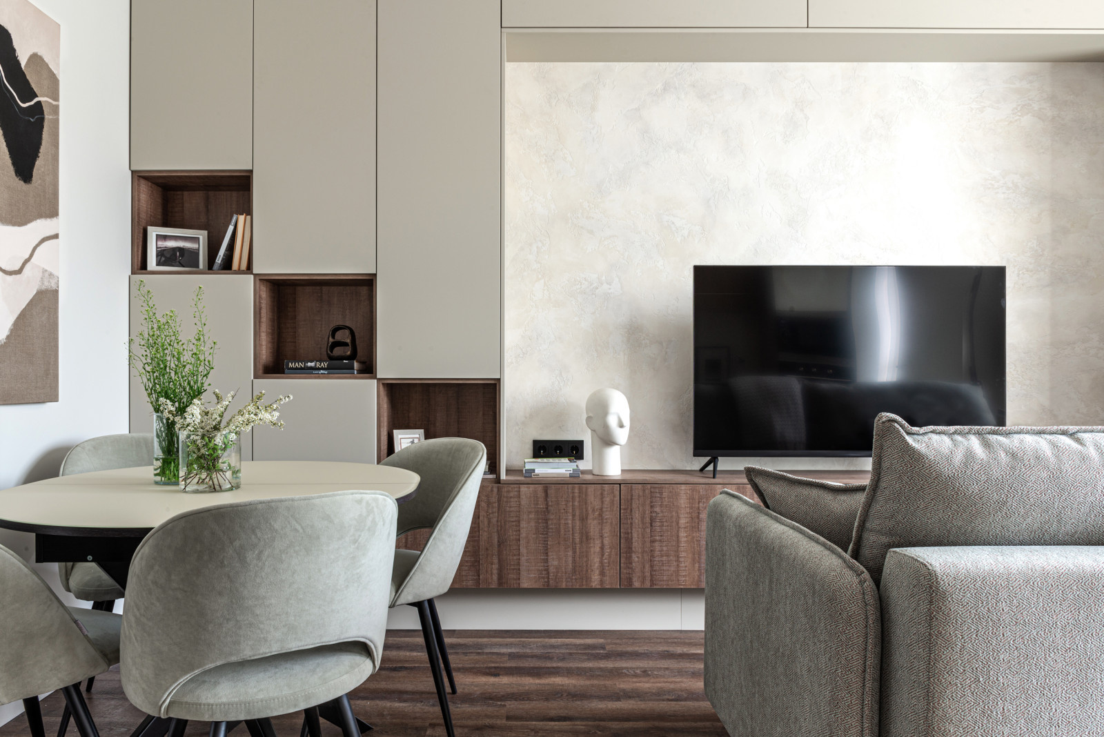 Гостиная с тв зоной и обеденным столом