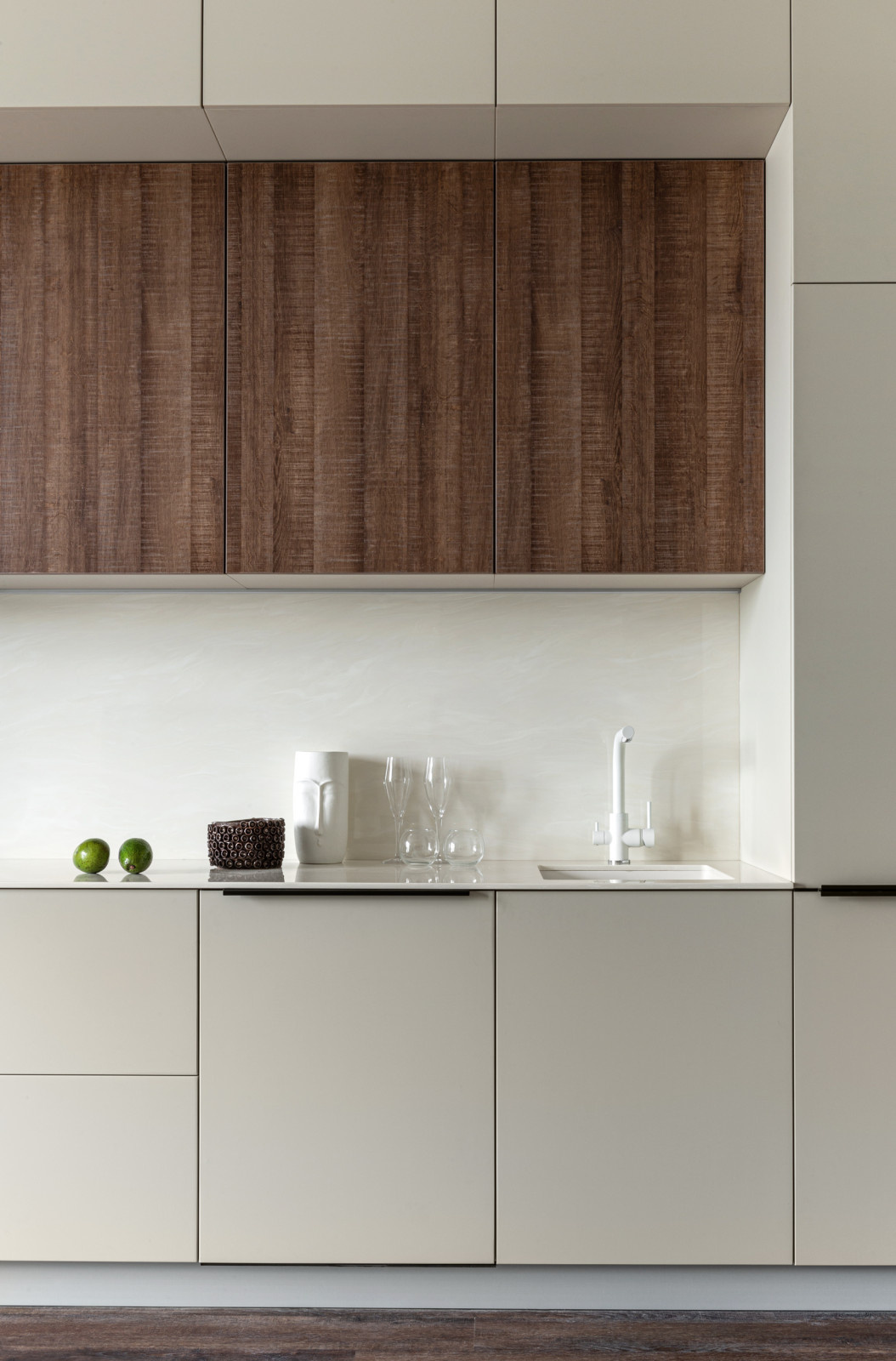 Белая хухня с матовыми фасадами