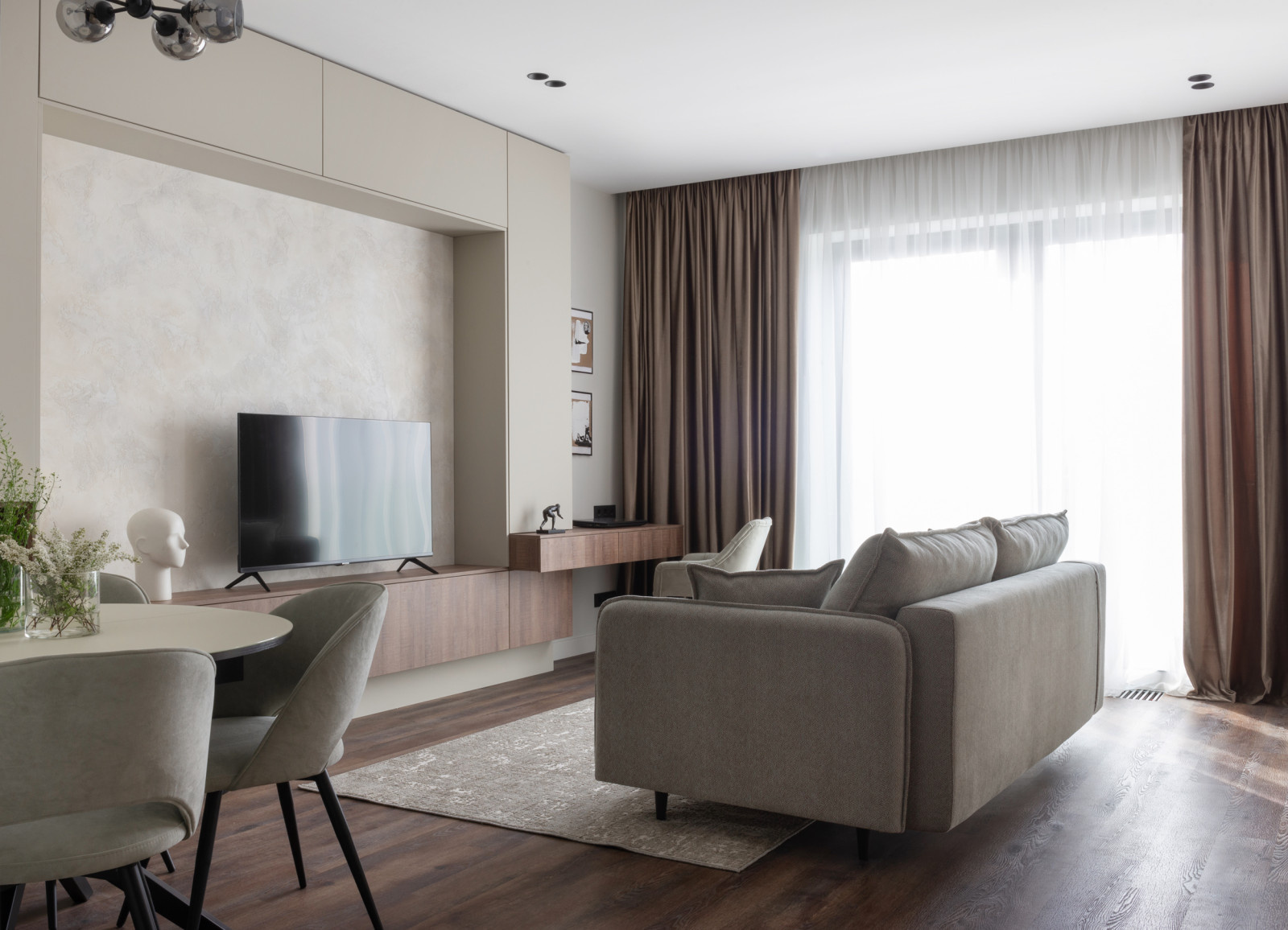 Небольшая гостиная с чётким зонированием и геометричной ТВ-нишей