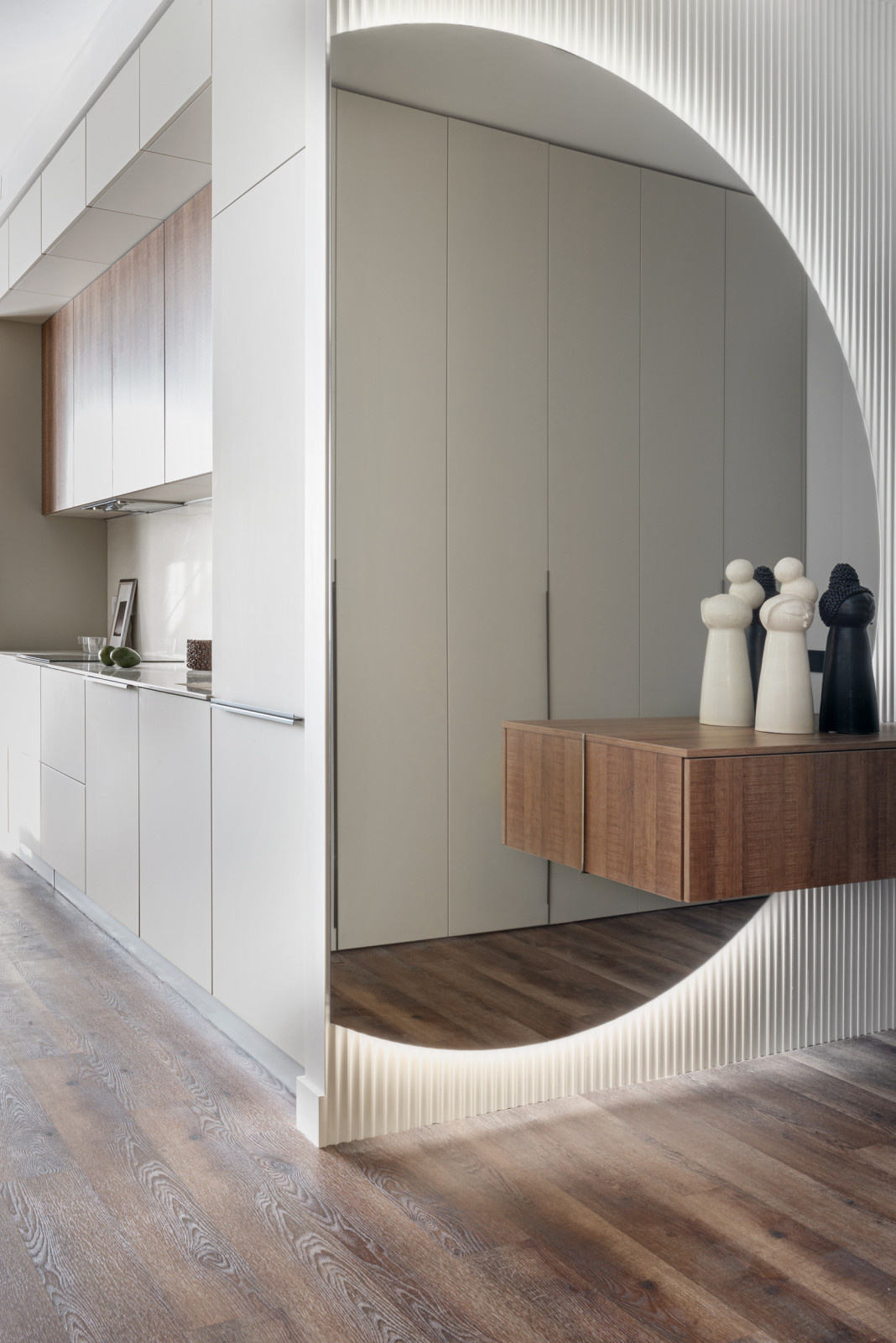 Входная зона с зеркалом  и подвесной консолью