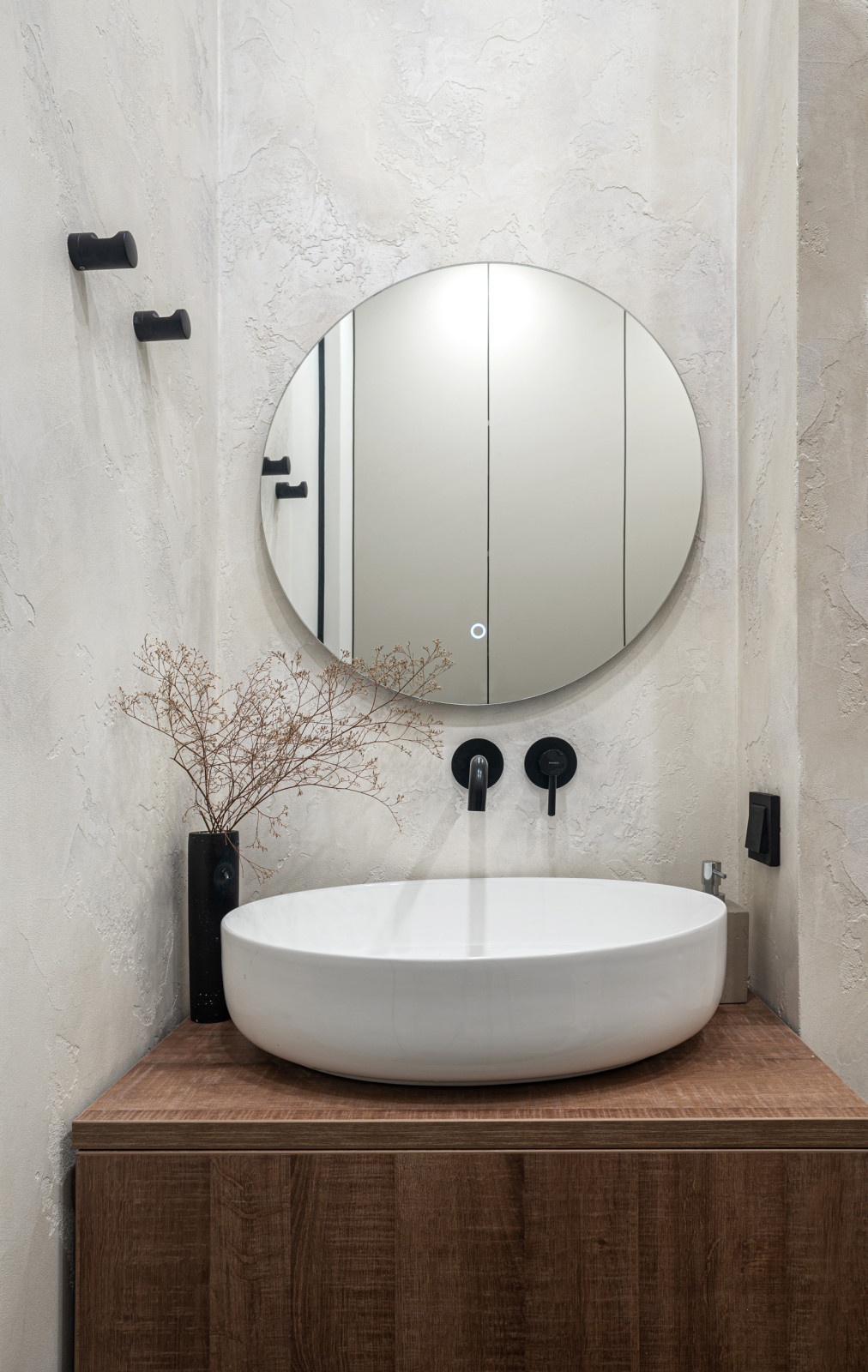 Микробетон и дерево в гостевом санузле