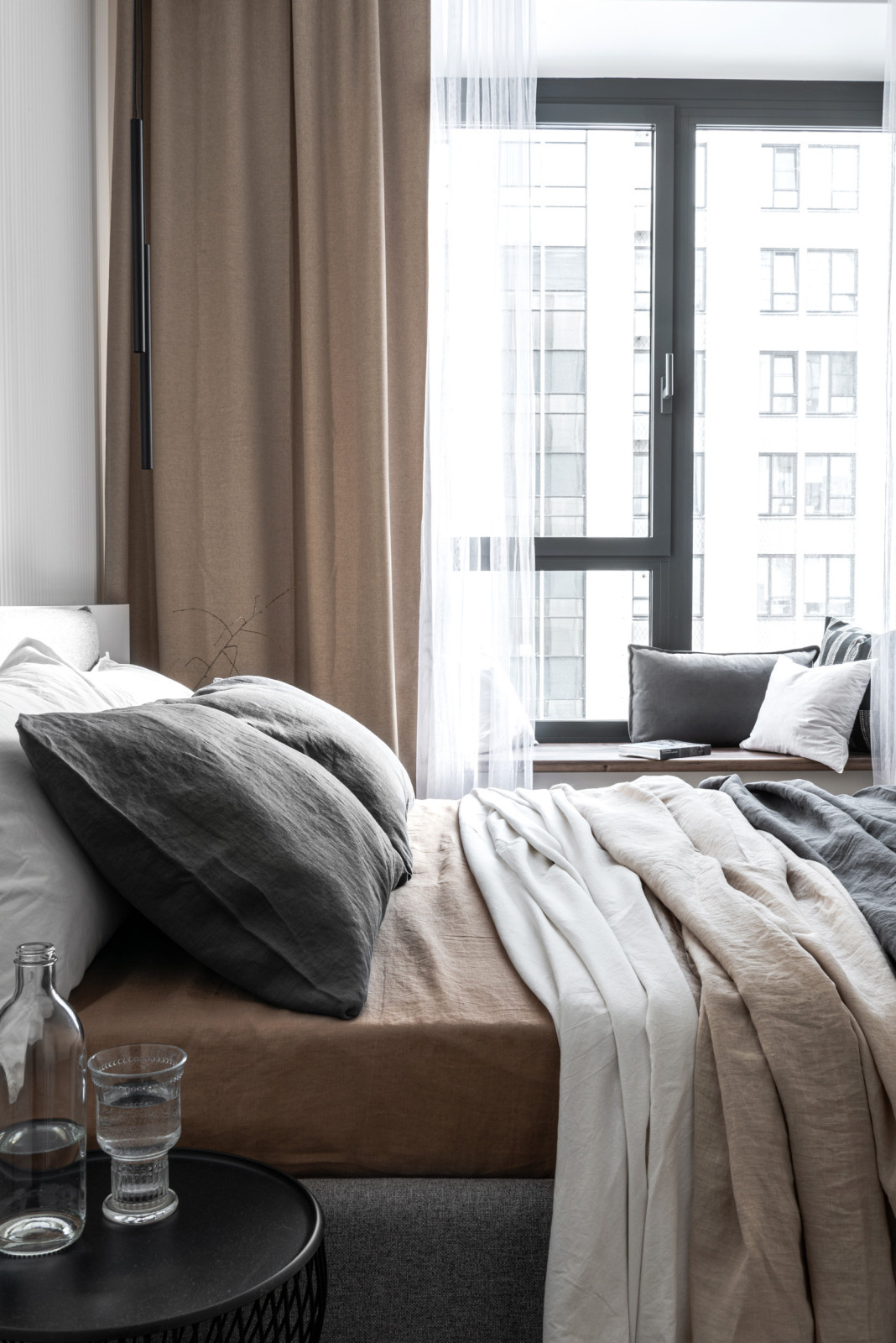 Минималистичная спальня с акцентной стеной в ЖК «Матч Поинт»