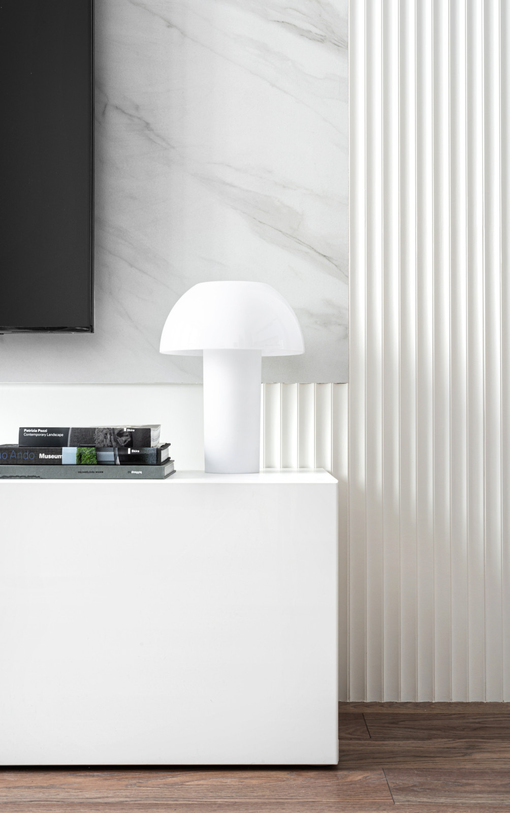 Фрагмент тумбы в спальне в современном минимализме