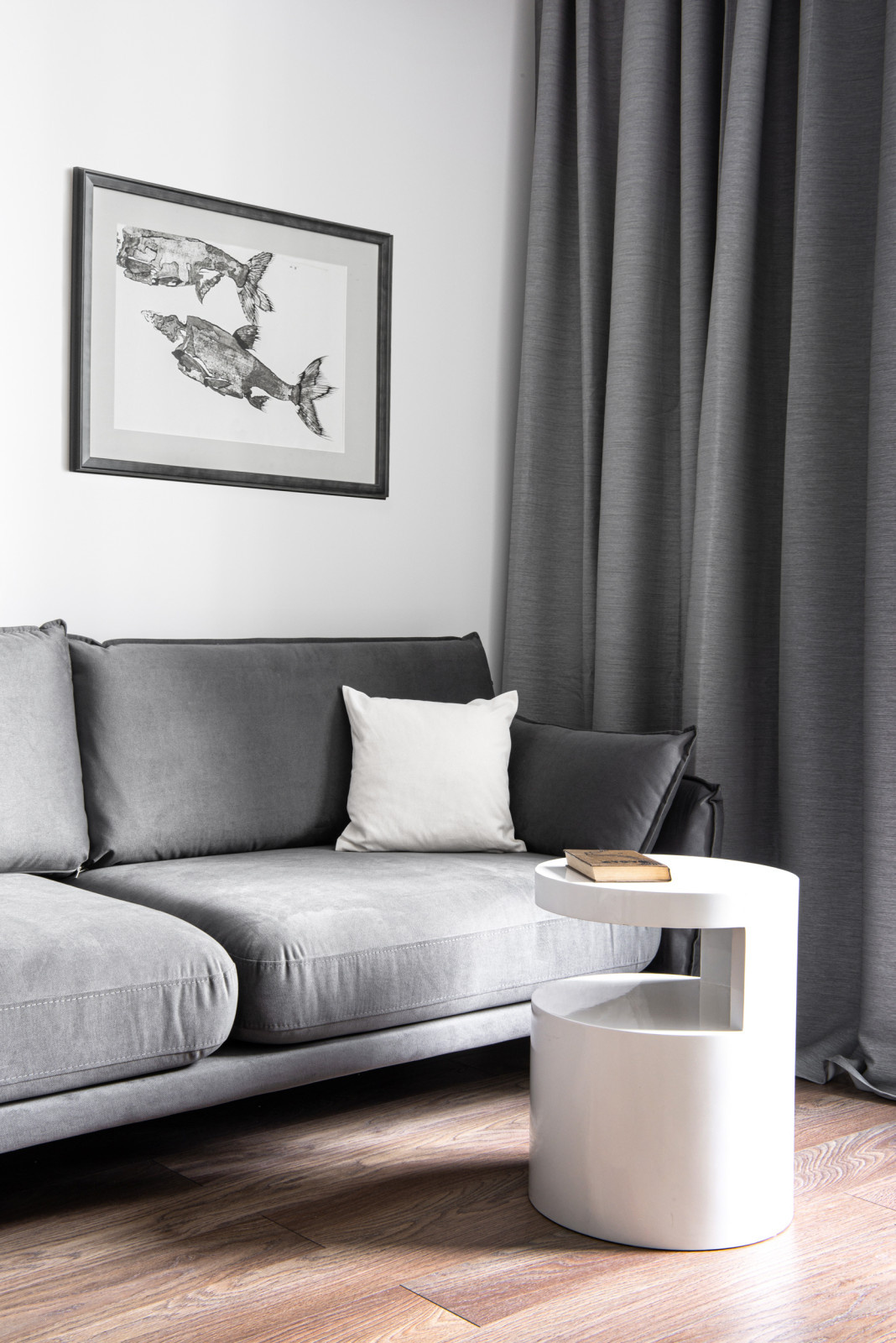 Зона отдыха в спальне с графичными акцентами