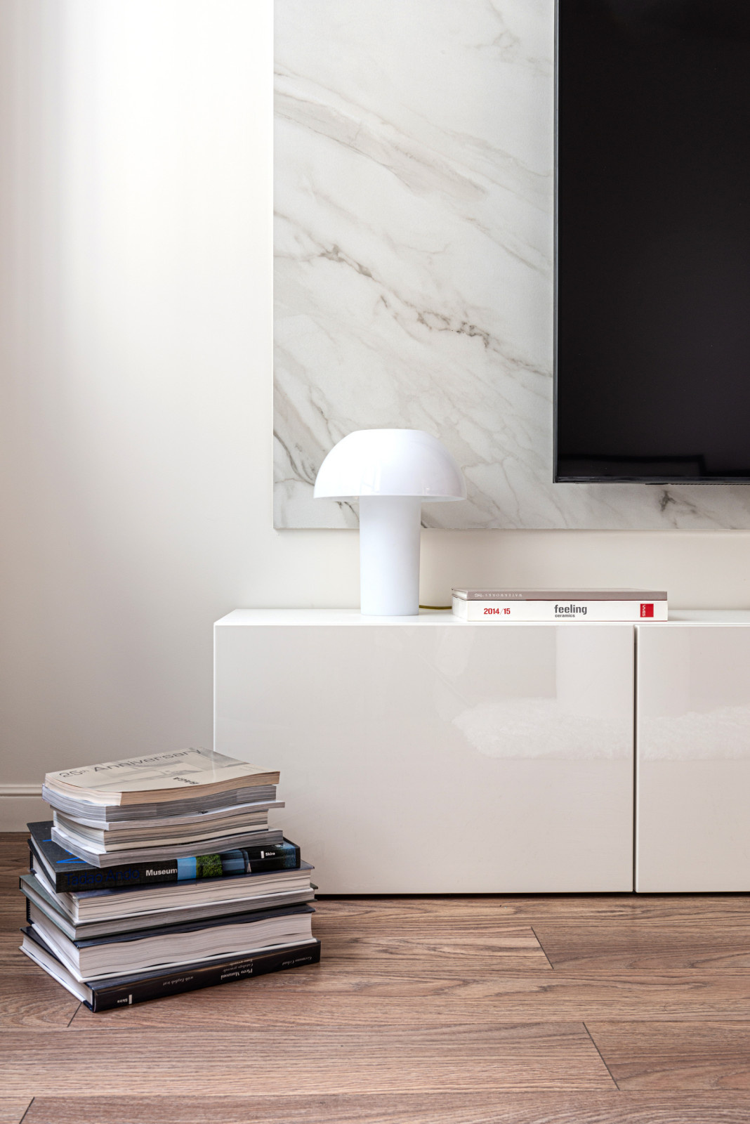 ТВ зона в спальне в современном минимализме