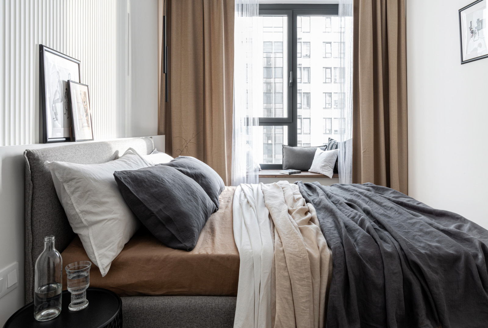 Спальня в современном минимализме с мягкой природной палитрой