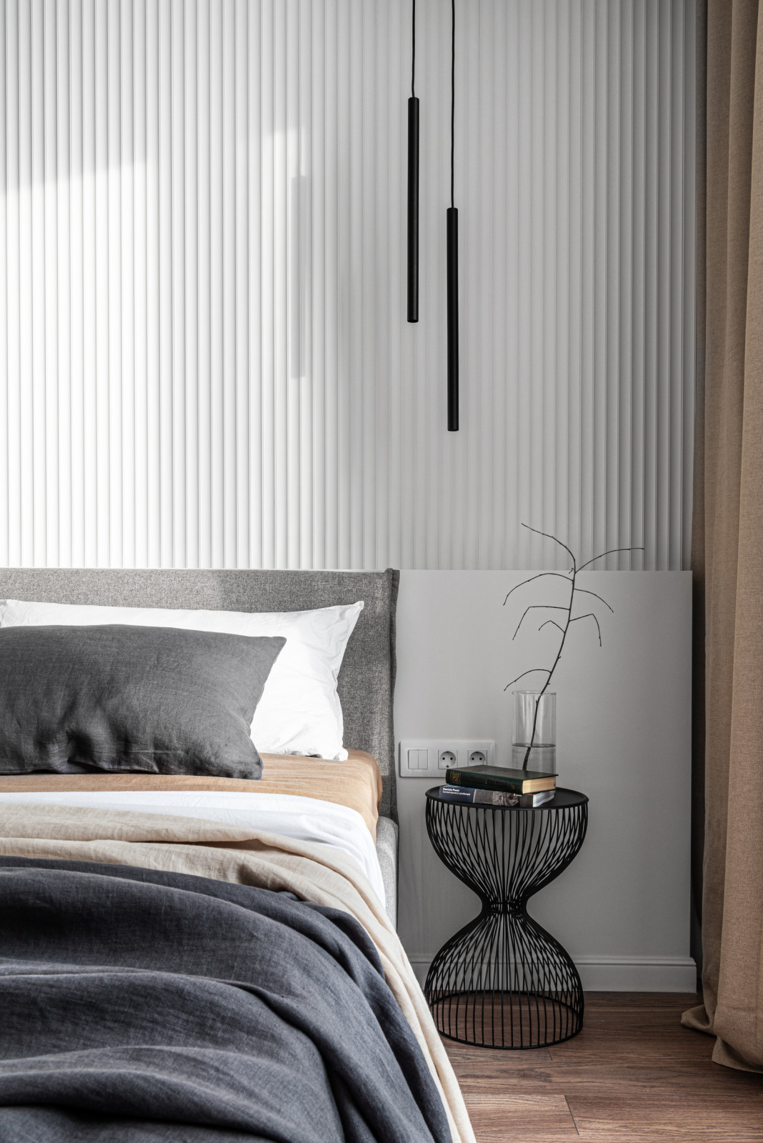 Современная спальня с акцентной рельефной стеной