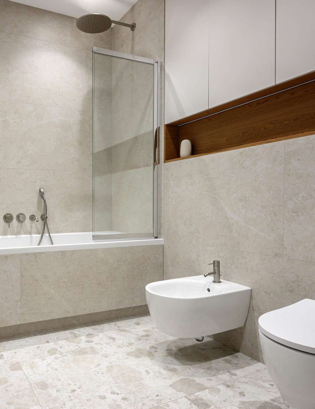 Современная ванная в светлых тонах с акцентом на натуральные материалы