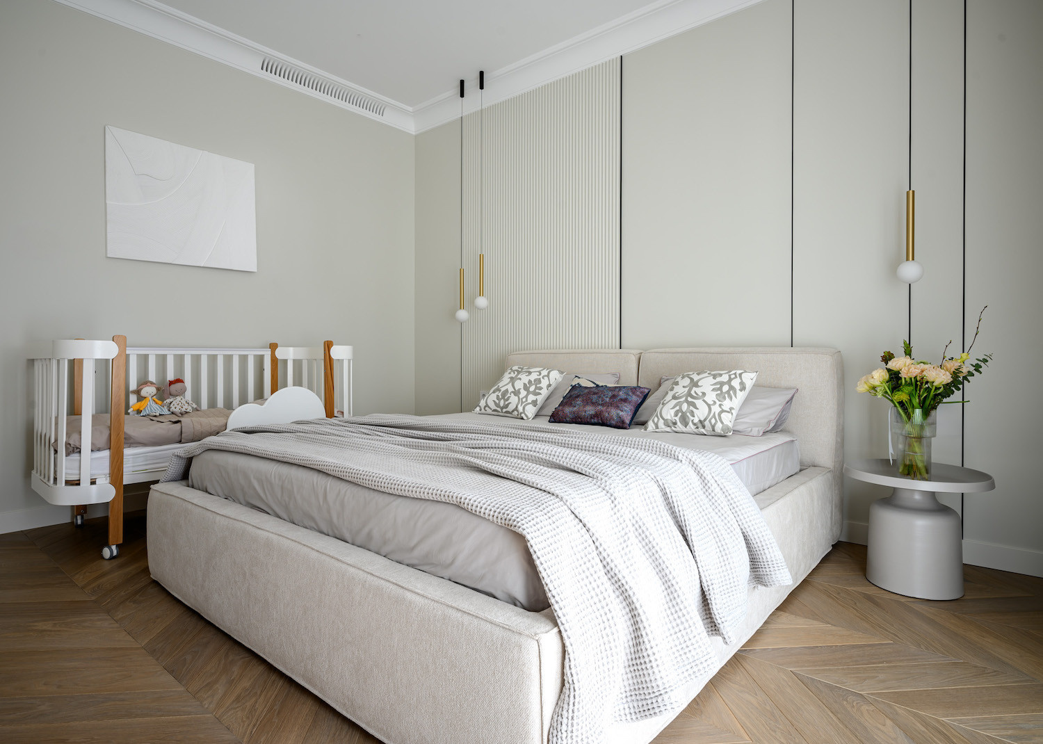 Детская кроватка в спальне