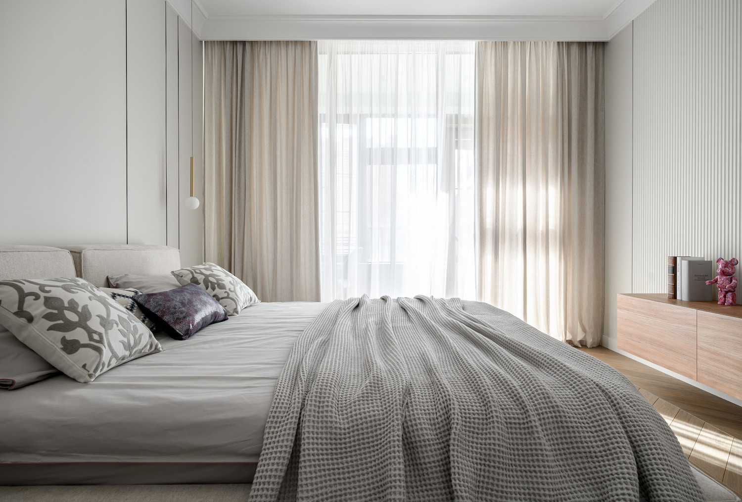 Спальня в светлой палитре с современными акцентами