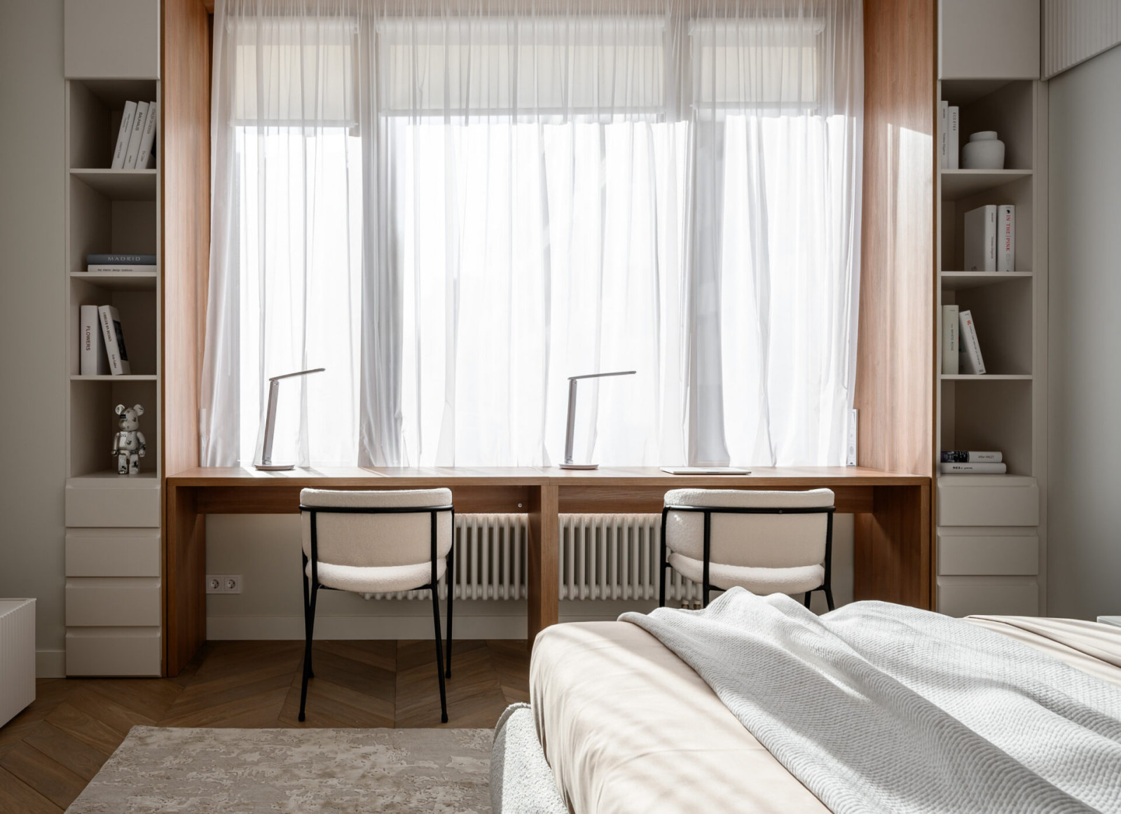 Зона для учебы и творчесва в детской для двух сестёр