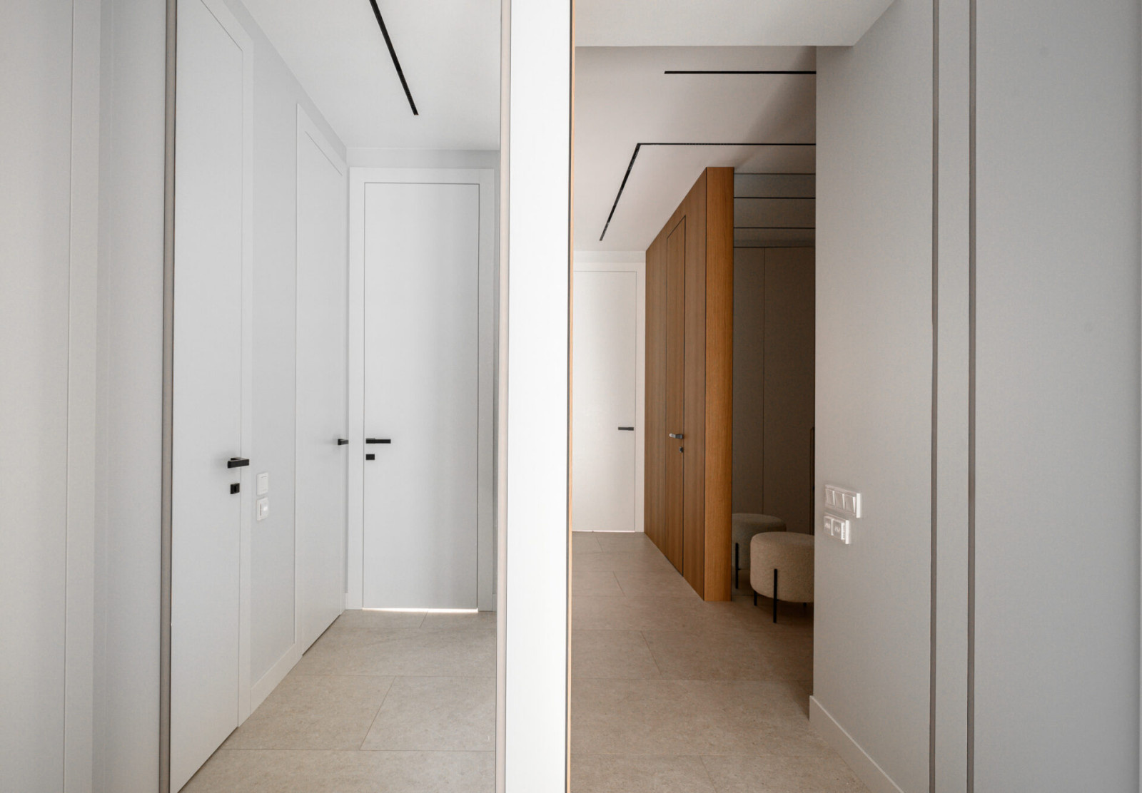 Современная прихожая с отделкой в светлой палитре