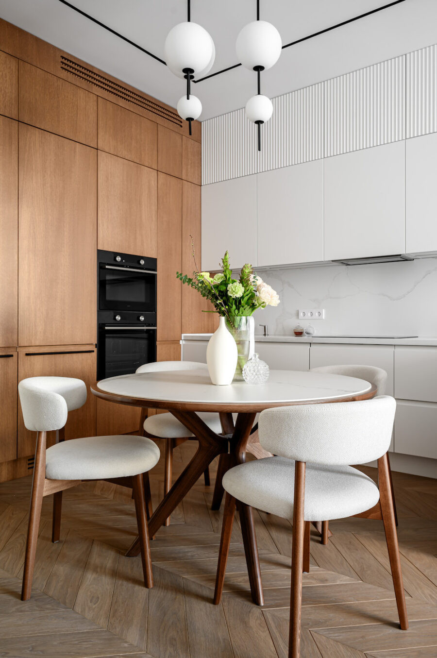 Современная кухня-столовая в светлых тонах с акцентом на натуральные материалы