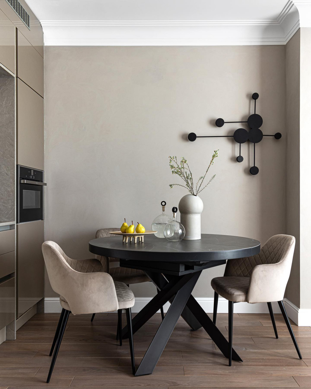 Столовая зона в современной классике