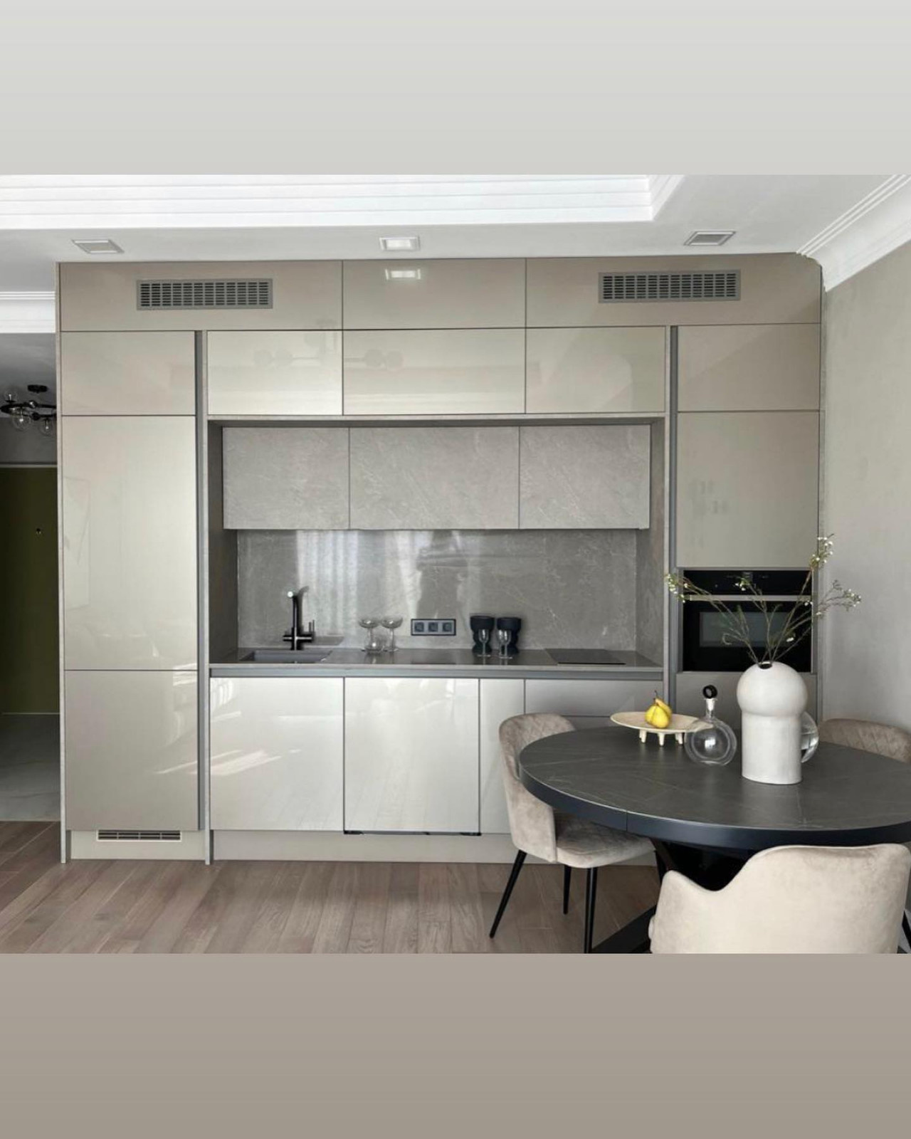 Современная кухня-столовая в нейтральных тонах