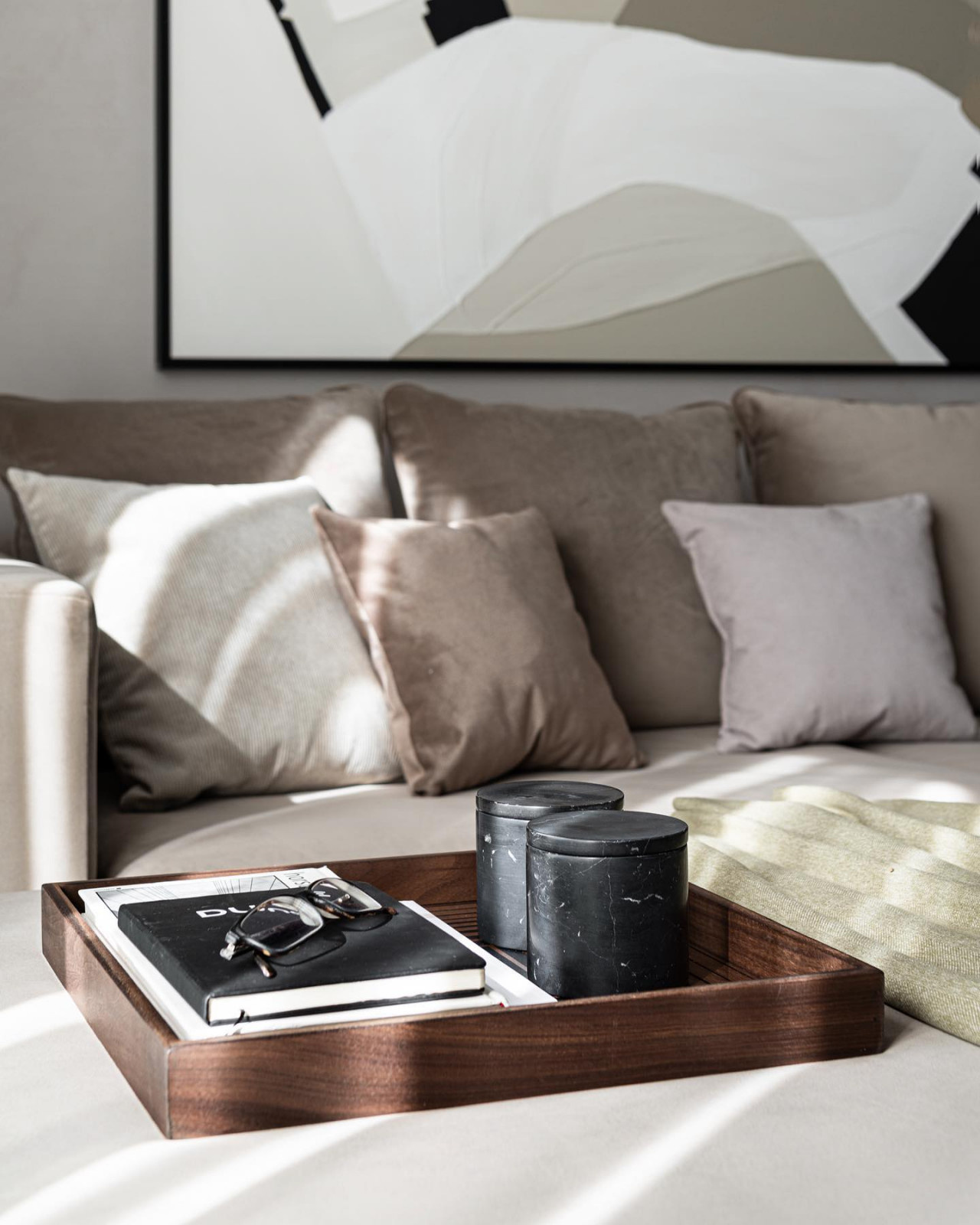 Лаконичный кофейный поднос-декор в гостиной