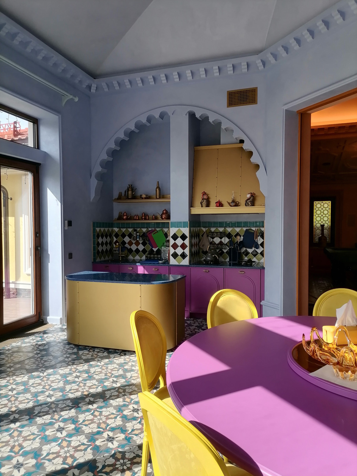 Интерьер дома в восточном стиле с бассейном и хаммамом