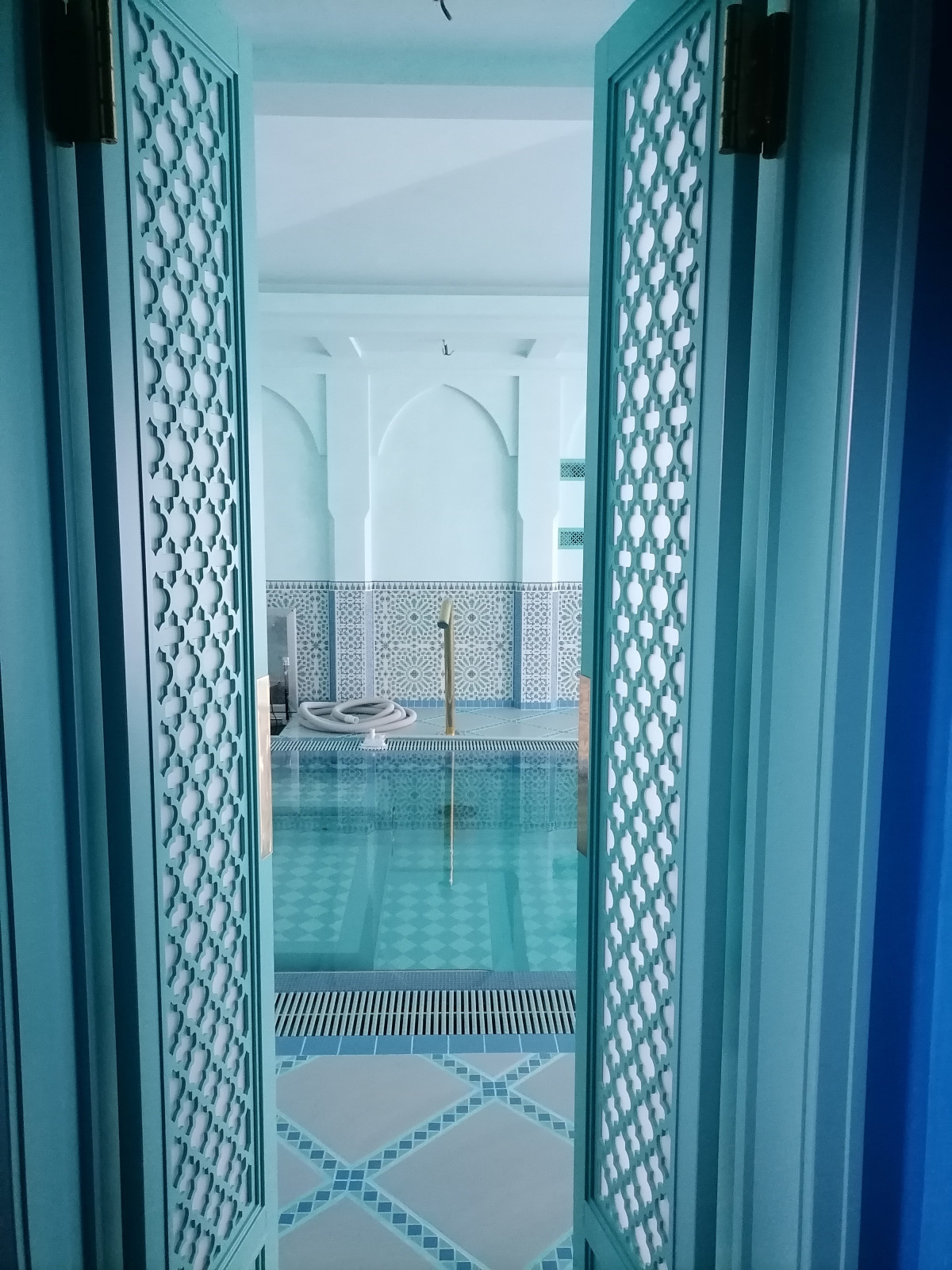 Интерьер дома в восточном стиле с бассейном и хаммамом