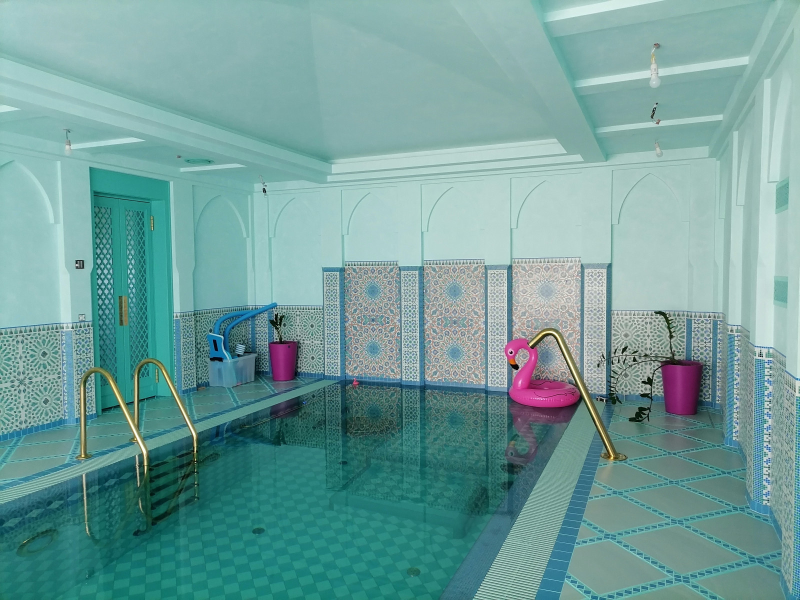 Интерьер дома в восточном стиле с бассейном и хаммамом