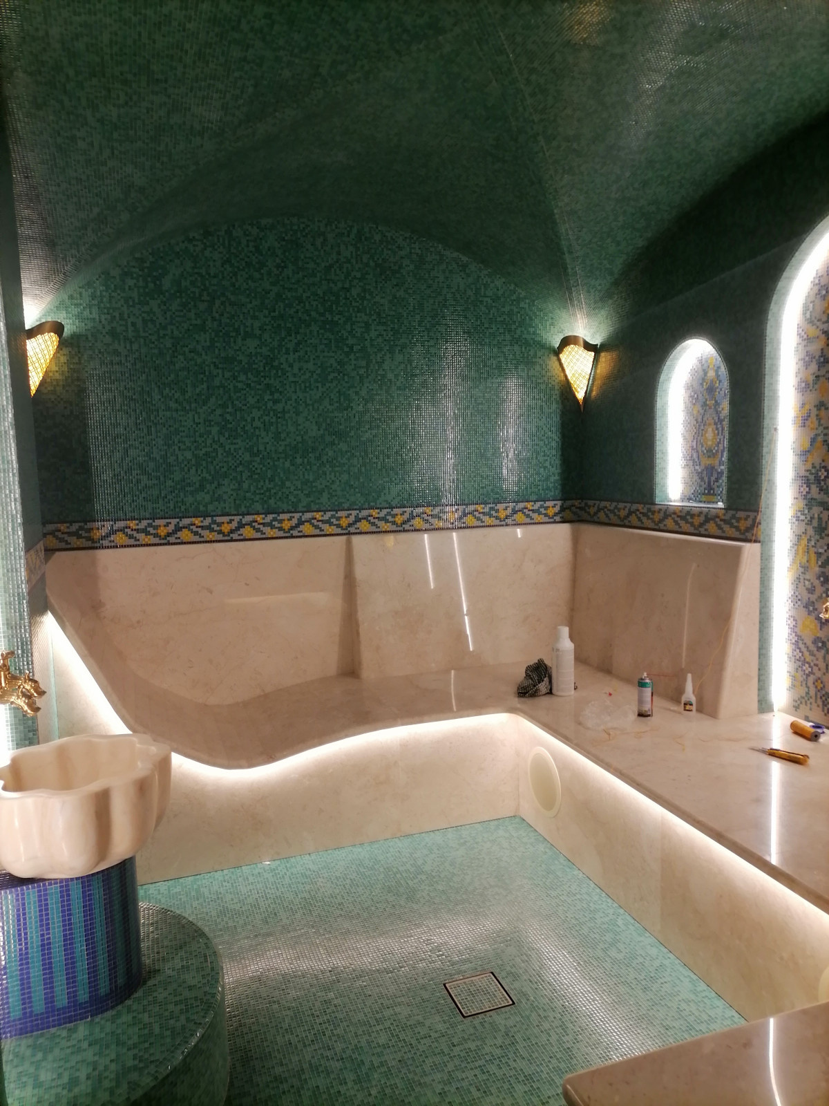 Интерьер дома в восточном стиле с бассейном и хаммамом